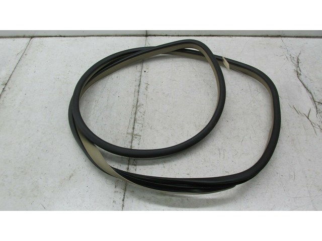 2012-2015 MERCEDES C250 COUPE W204 OEM LEFT SIDE DOOR ON BODY WEATHERSTRIP SEAL