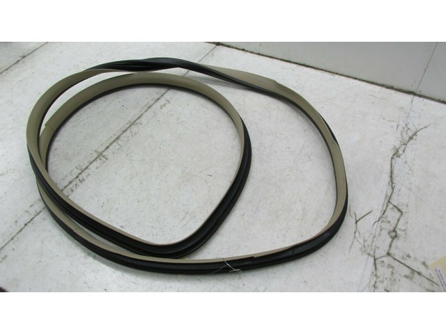 2012-2015 MERCEDES C250 COUPE W204 OEM LEFT SIDE DOOR ON BODY WEATHERSTRIP SEAL