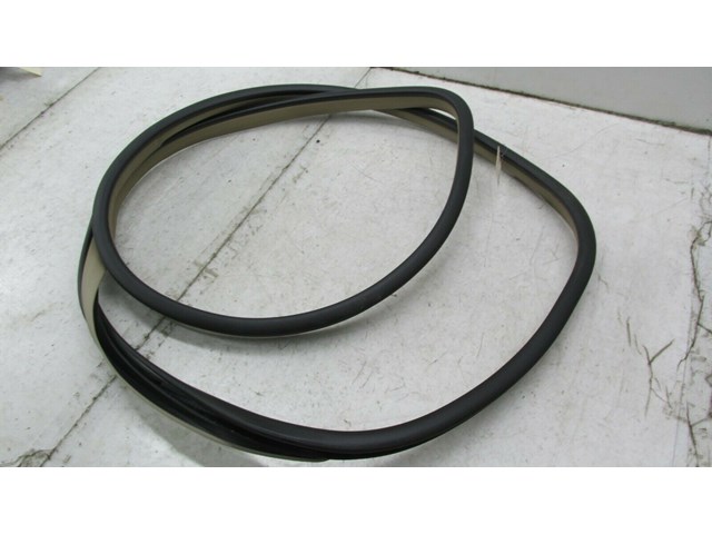 2012-2015 MERCEDES C250 COUPE W204 OEM LEFT SIDE DOOR ON BODY WEATHERSTRIP SEAL