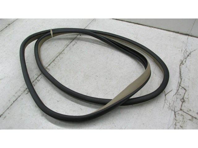 2012-2015 MERCEDES C250 COUPE W204 OEM RIGHT SIDE DOOR ON BODY WEATHERSTRIP SEAL