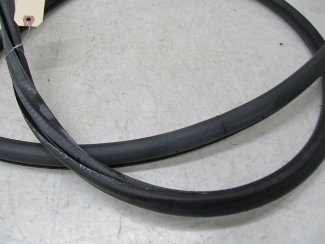 2004-2007 VOLKSWAGEN TOUAREG OEM RIGHT REAR PASSENGER DOOR WEATHERSTRIP TRIM