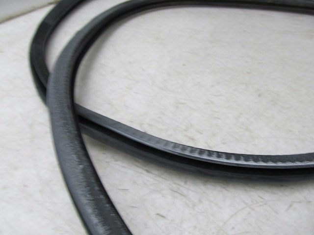 2004-2007 VOLKSWAGEN TOUAREG OEM RIGHT REAR PASSENGER DOOR WEATHERSTRIP TRIM