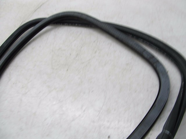 2004-2007 VOLKSWAGEN TOUAREG OEM RIGHT REAR PASSENGER DOOR WEATHERSTRIP TRIM