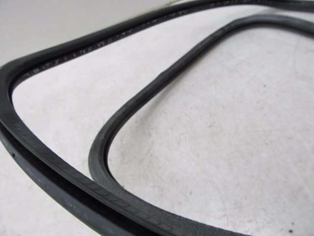 2004-2007 VOLKSWAGEN TOUAREG OEM RIGHT REAR PASSENGER DOOR WEATHERSTRIP TRIM