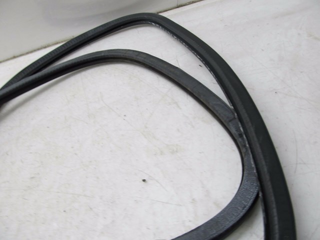 2004-2007 VOLKSWAGEN TOUAREG OEM RIGHT REAR PASSENGER DOOR WEATHERSTRIP TRIM