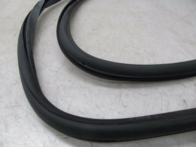 2004-2007 VOLKSWAGEN TOUAREG OEM LEFT REAR DRIVER SIDE DOOR WEATHERSTRIP TRIM