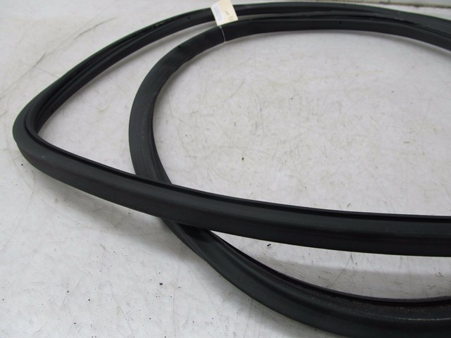 2004-2007 VOLKSWAGEN TOUAREG OEM RIGHT REAR PASSENGER DOOR WEATHERSTRIP SEAL