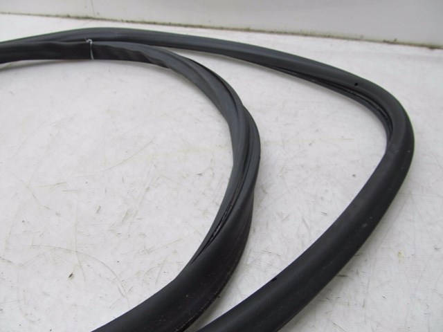 2004-2007 VOLKSWAGEN TOUAREG OEM RIGHT REAR PASSENGER DOOR WEATHERSTRIP SEAL