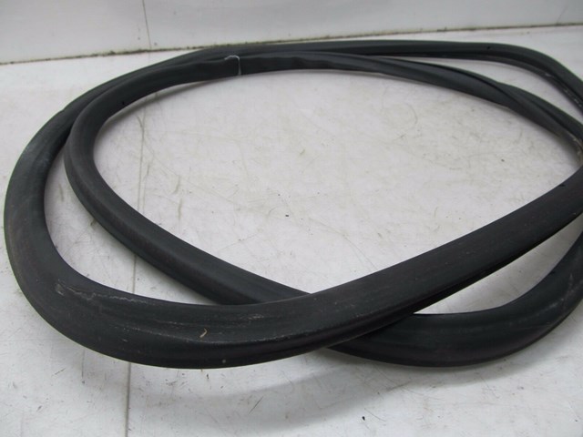 2004-2007 VOLKSWAGEN TOUAREG OEM RIGHT REAR PASSENGER DOOR WEATHERSTRIP SEAL