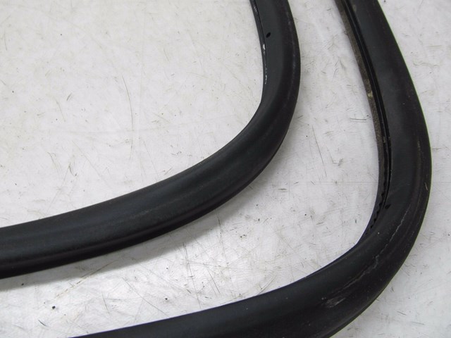 2004-2007 VOLKSWAGEN TOUAREG OEM RIGHT REAR PASSENGER DOOR WEATHERSTRIP SEAL