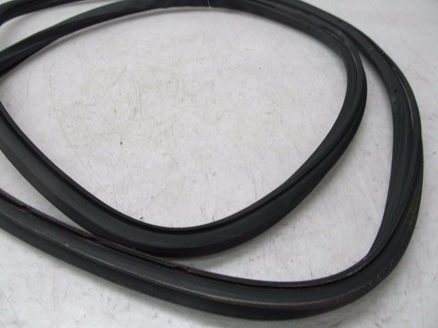 2004-2007 VOLKSWAGEN TOUAREG OEM RIGHT REAR PASSENGER DOOR WEATHERSTRIP SEAL