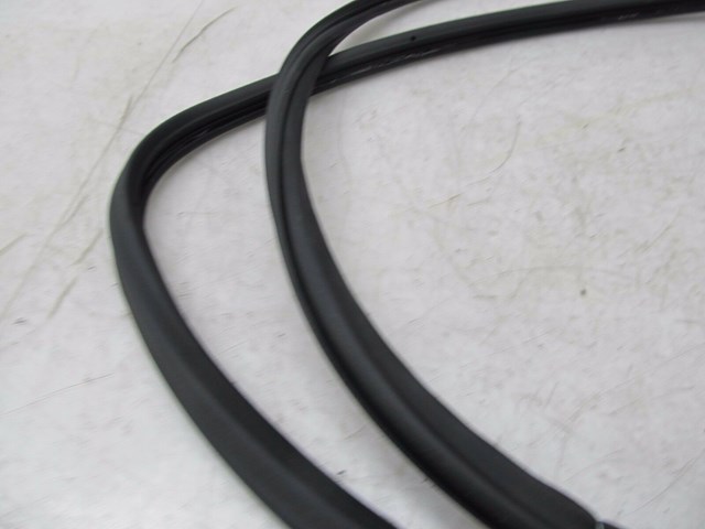 2004-2007 VOLKSWAGEN TOUAREG OEM RIGHT REAR PASSENGER DOOR WEATHERSTRIP SEAL