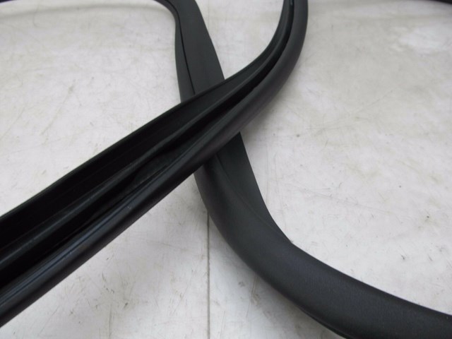 2012-2014 MERCEDES C250 W204 COUPE OEM RIGHT PASSENGER DOOR WEATHERSTRIP SEAL