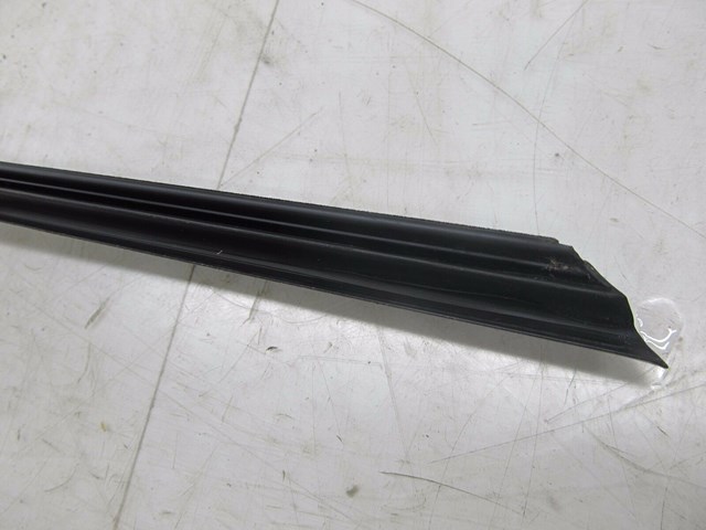 2013-2015 PORSCHE BOXSTER 981 OEM RIGHT DOOR WINDOW WEATHERSTRIP SEAL TRIM
