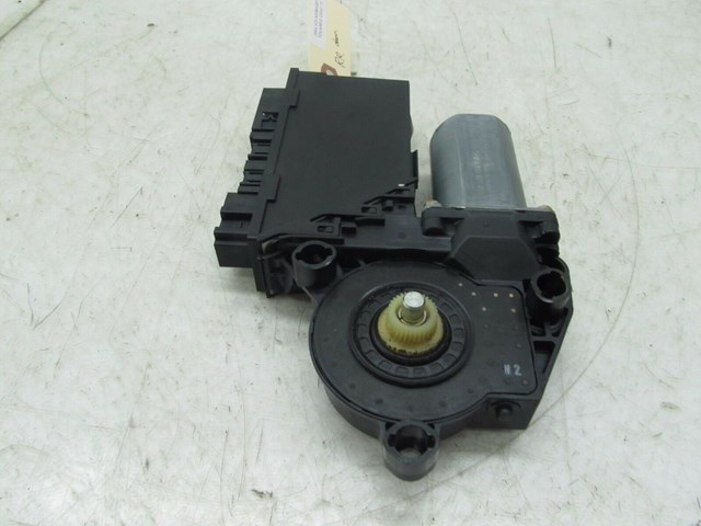 2004-2007 VOLKSWAGEN TOUAREG OEM  RIGHT REAR DOOR POWER WINDOW MOTOR 