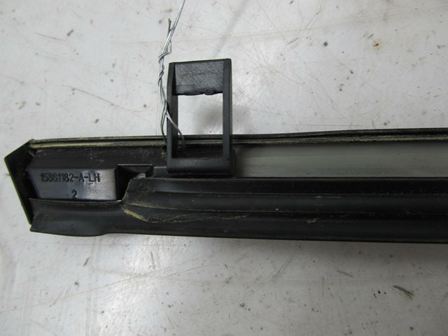 2013-2017 CHEVY TRAVERSE OEM LEFT FRONT DOOR BELT MOUNDING WINDOW TRIM