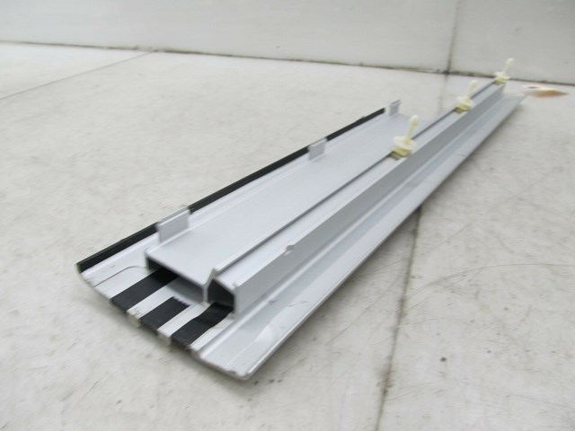 2003-2006 RANGE ROVER HSE OEM RIGHT FRONT LOWER SCUFF PLATE TRIM COVER 