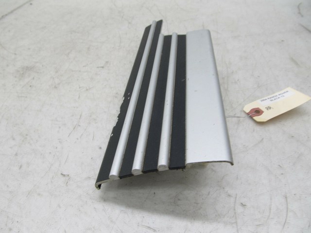 2003-2006 RANGE ROVER HSE OEM RIGHT REAR LOWER SCUFF PLATE TRIM COVER 