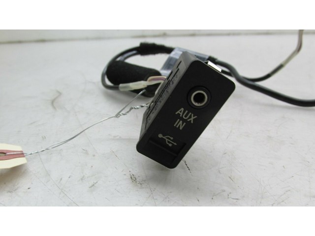 2007-2011 BMW 328i E90 OEM CENTER CONSOLE AUX USB INPUTS WITH HARNESS