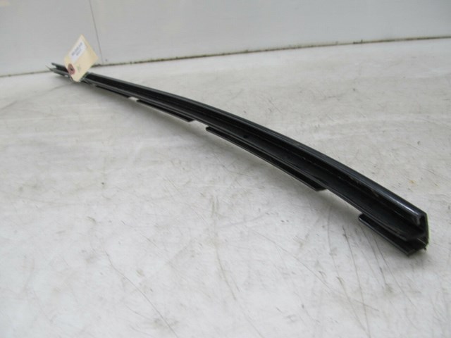 2001-2006 LEXUS LS430 OEM RIGHT FRONT GLASS WINDOW OUTER TRIM 