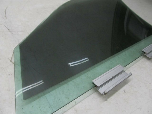 2005-2009 SAAB 9-5 OEM RIGHT FRONT PASSENGER DOOR WINDOW GLASS