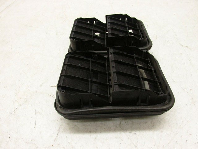 2011-2018 INFINITI M37 Q70 OEM RIGHT REAR QUARTER PANEL PRESSURE VENTS 