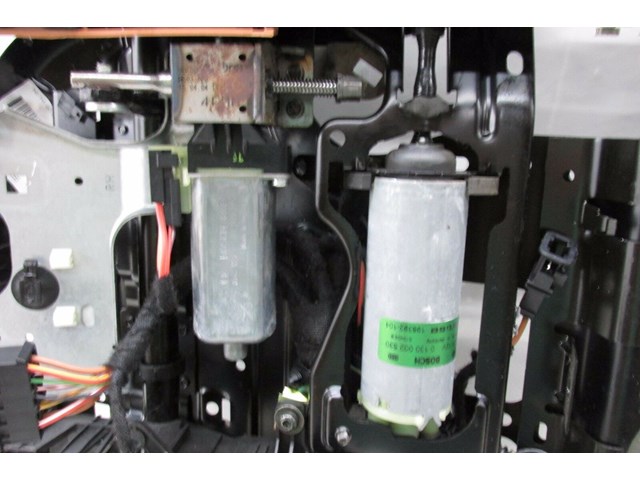 2004-2007 VOLKSWAGEN TOUAREG OEM FRONT RIGHT SEAT RAIL TRACK FRAME