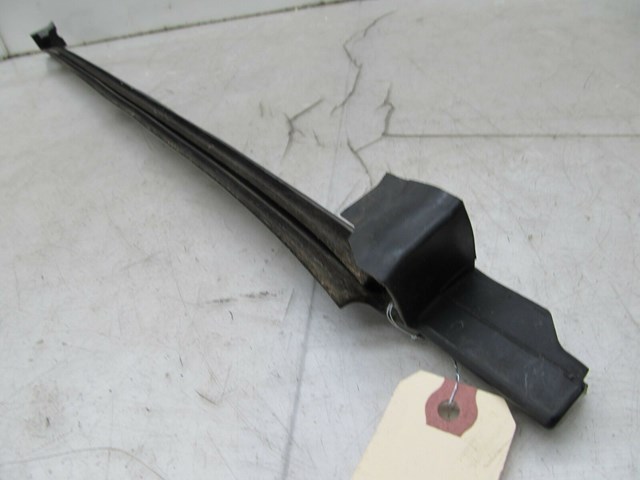2003-2004 LAND ROVER DISCOVERY OEM LEFT FRONT DOOR WINDOW TRIM SEAL MOLDING