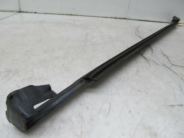 2003-2004 LAND ROVER DISCOVERY OEM LEFT FRONT DOOR WINDOW TRIM SEAL MOLDING
