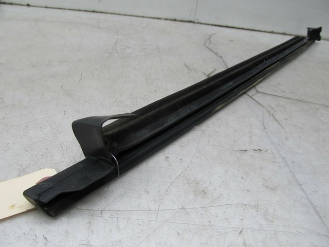 2003-2004 LAND ROVER DISCOVERY OEM LEFT FRONT DOOR WINDOW TRIM SEAL MOLDING