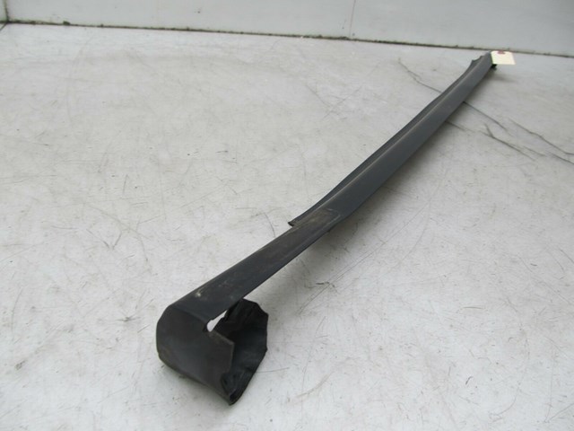2003-2004 LAND ROVER DISCOVERY OEM LEFT FRONT DOOR WINDOW TRIM SEAL MOLDING