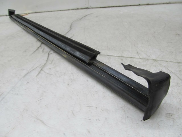 2003-2004 LAND ROVER DISCOVERY OEM LEFT FRONT DOOR WINDOW TRIM SEAL MOLDING