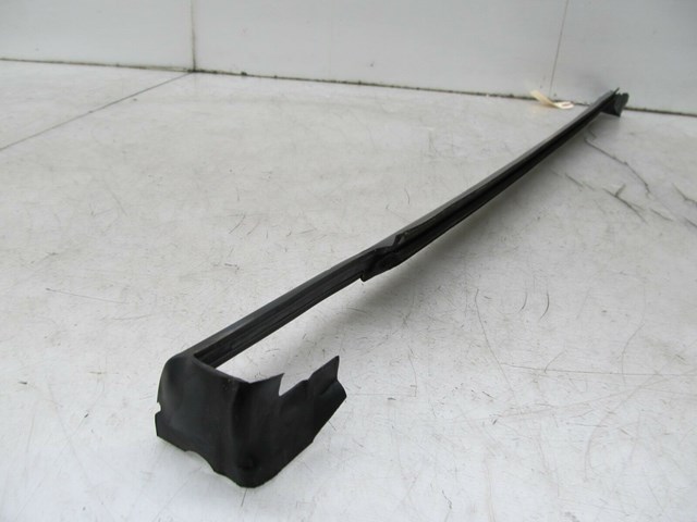 2003-2004 LAND ROVER DISCOVERY OEM RIGHT FRONT DOOR WINDOW TRIM SEAL MOLDING