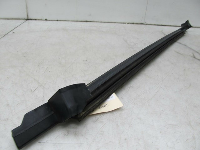 2003-2004 LAND ROVER DISCOVERY OEM RIGHT FRONT DOOR WINDOW TRIM SEAL MOLDING