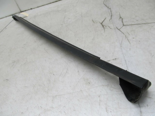 2003-2004 LAND ROVER DISCOVERY OEM RIGHT FRONT DOOR WINDOW TRIM SEAL MOLDING