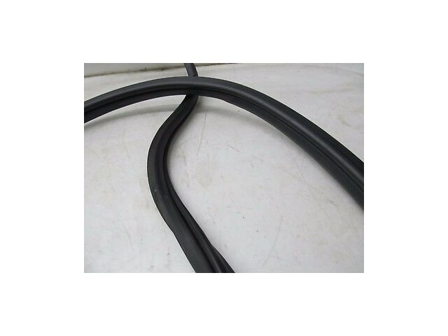 2004-2007 INFINITI QX56 OEM RIGHT FRONT PASSENGER DOOR WEATHERSTRIP SEAL TRIM