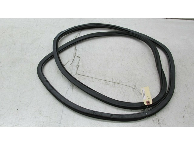 2009-2012 AUDI Q5 8R OEM RIGHT FRONT PASSENGER DOOR ON BODY WEATHERSTRIP 