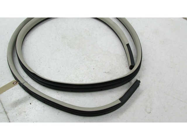 2011-2015 LINCOLN MKX OEM RIGHT REAR DOOR ON BODY WEATHERSTRIP SEAL             