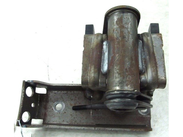 2004-2007 VOLKSWAGEN TOUAREG OEM FRONT CENTER E-BRAKE SUPPORT BRACKET 