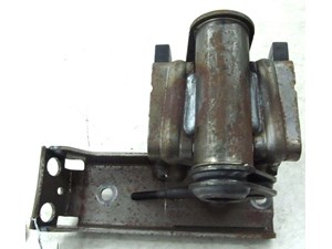 2004-2007 VOLKSWAGEN TOUAREG OEM FRONT CENTER E-BRAKE SUPPORT BRACKET 