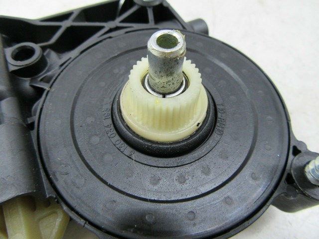 2013-2018 FORD FUSION OEM LEFT FRONT DRIVER SIDE DOOR WINDOW MOTOR 