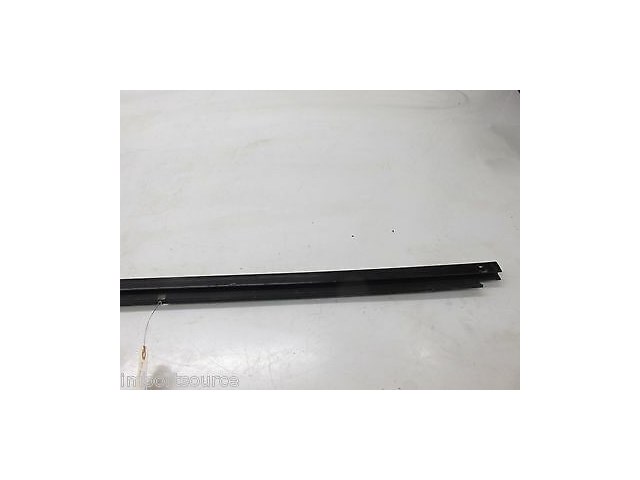 2002-2006 CADILLAC ESCALADE OEM RIGHT FRONT DOOR OUTER WINDOW SWEEP