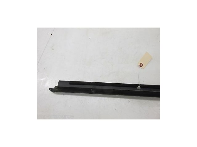 2002-2006 CADILLAC ESCALADE OEM RIGHT FRONT DOOR OUTER WINDOW SWEEP