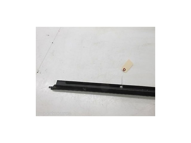 2002-2006 CADILLAC ESCALADE OEM RIGHT FRONT DOOR OUTER WINDOW SWEEP