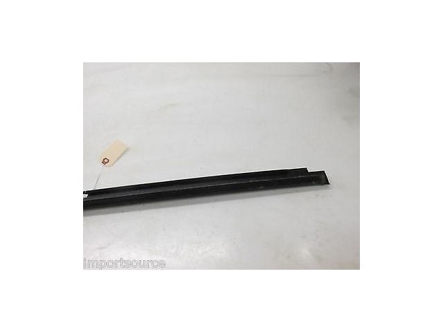 2002-2006 CADILLAC ESCALADE OEM RIGHT FRONT DOOR OUTER WINDOW SWEEP