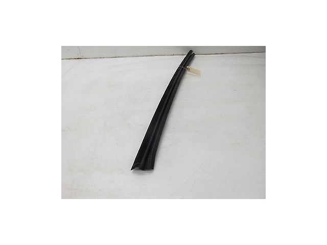 2002-2006 CADILLAC ESCALADE OEM RIGHT FRONT DOOR INNER SWEEP 