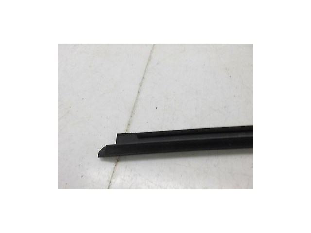 2002-2006 CADILLAC ESCALADE OEM RIGHT REAR OUTER WINDOW SWEEP 