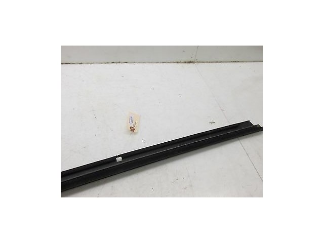 2002-2006 CADILLAC ESCALADE OEM RIGHT REAR OUTER WINDOW SWEEP 