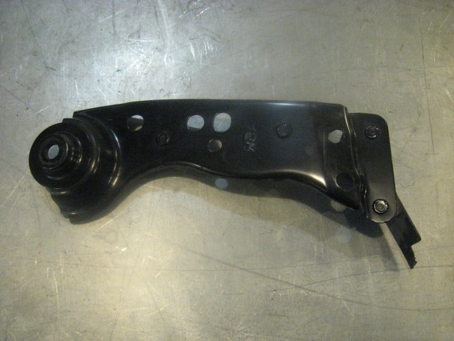 06 Infiniti G35 Rear RH Lower Stay Arm Bracket  R16899