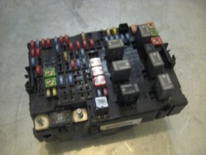 07  EQUINOX Engine Bay Fuse Box  R16942